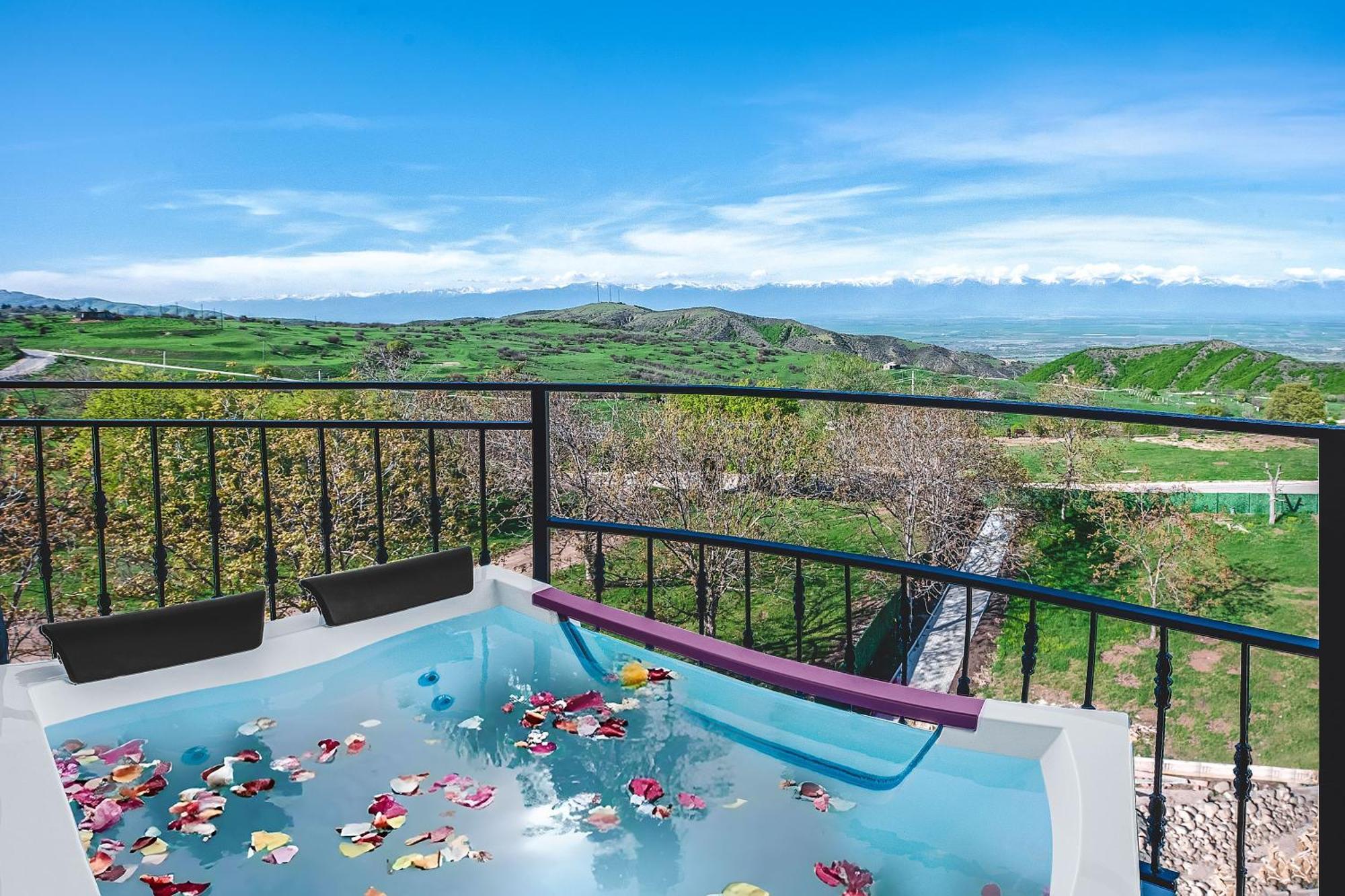 Villaggio Mirzaani Resort Siğnaği Dış mekan fotoğraf
